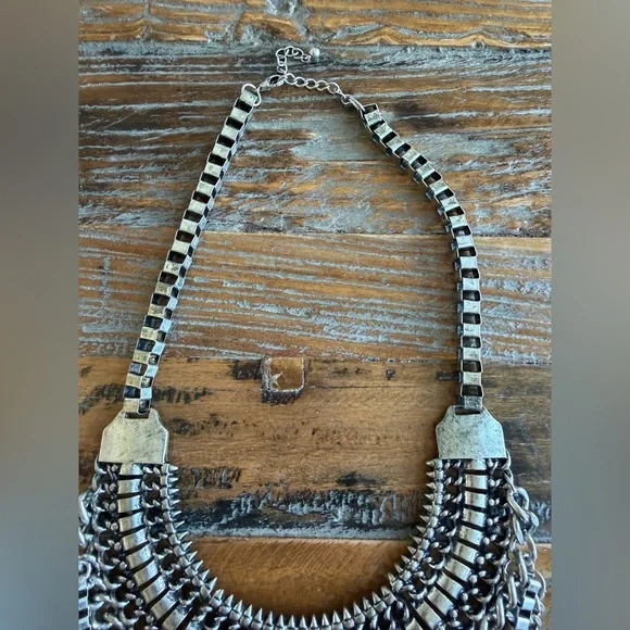 Antique silver tone statement necklace with rhinestones - Picture 6 of 7